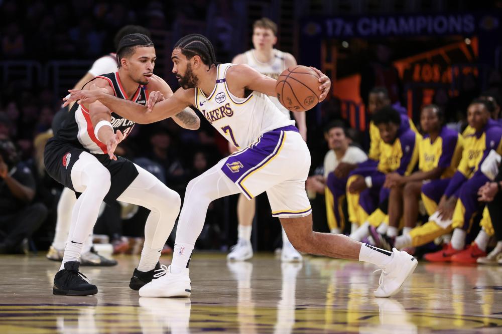 队在攻防两 队在攻防两